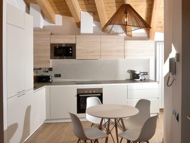 Cocina blanca con madera. metre QUADRAT