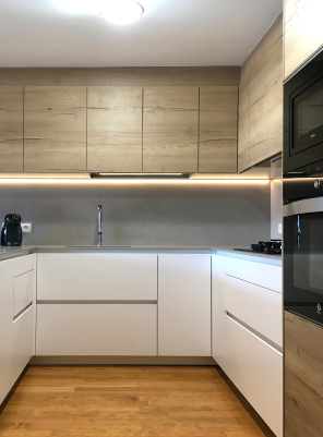 Cocina blanca con madera - metre QUADRAT