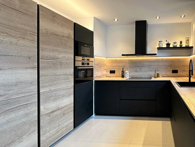 Cocina negra con madera - metre QUADRAT